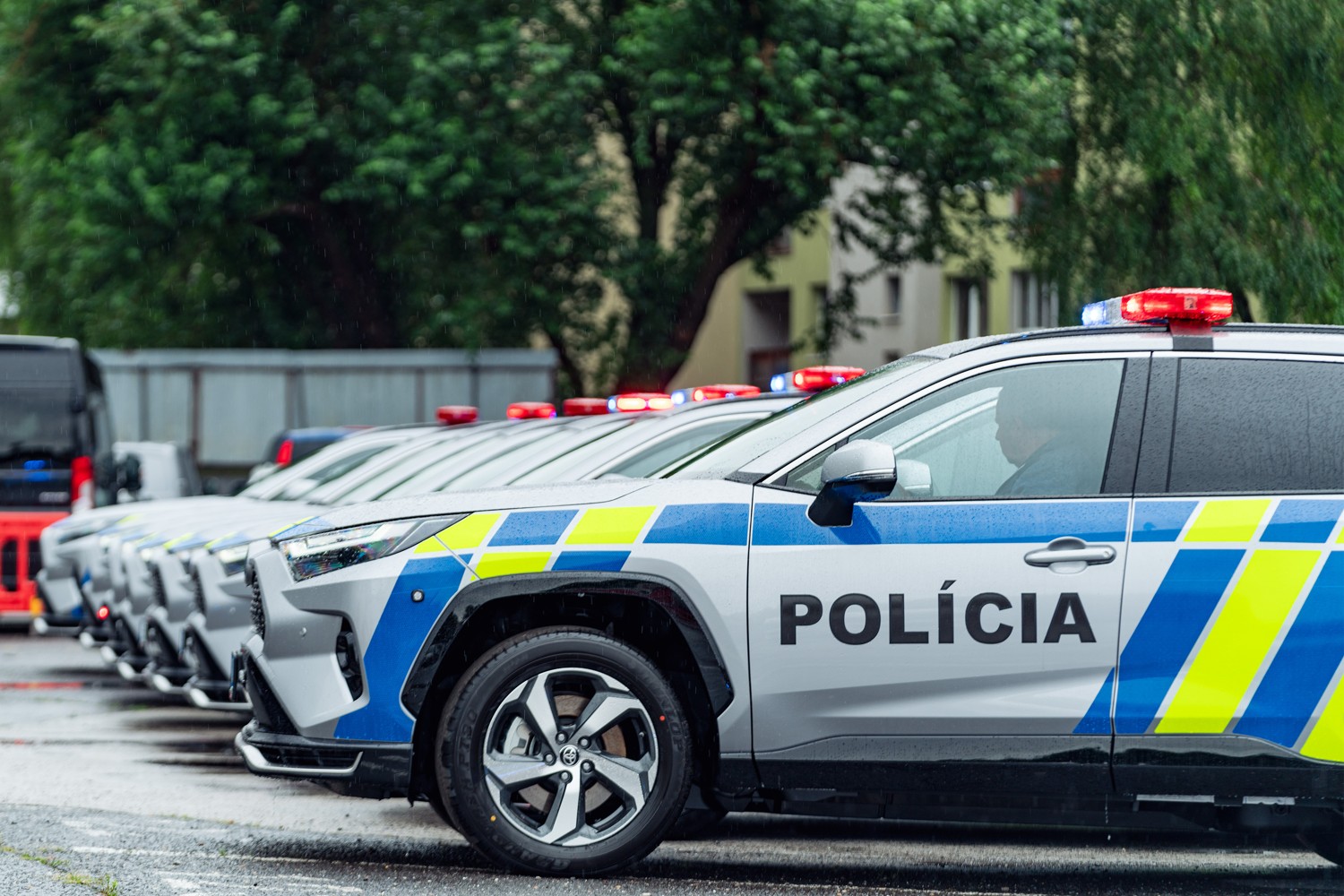 Policajti na východnom Slovensku obdržali nové hybridné autá