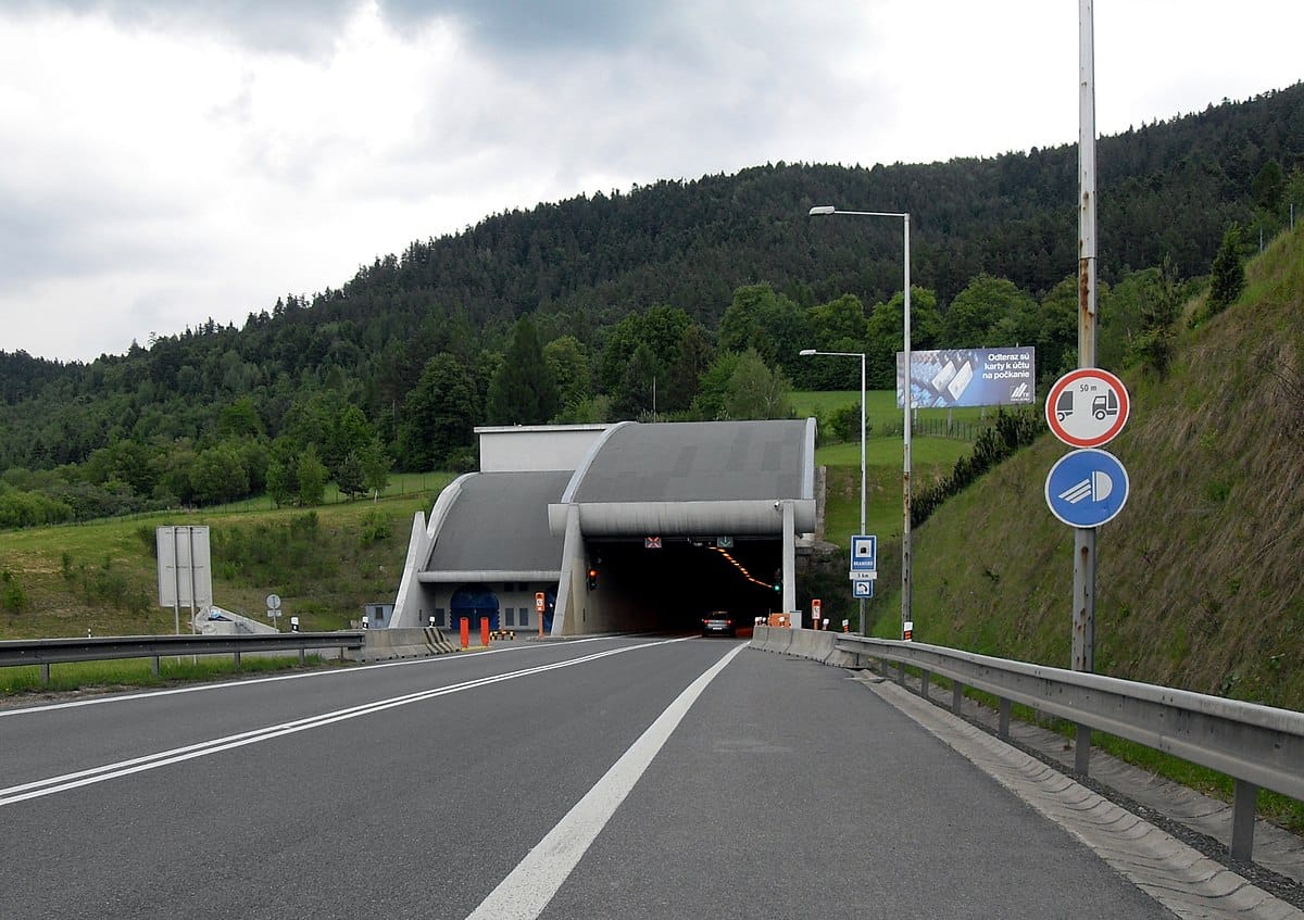 AKTUÁLNE: Tunel Branisko je uzavretý. Došlo k nehode troch áut a dodávky