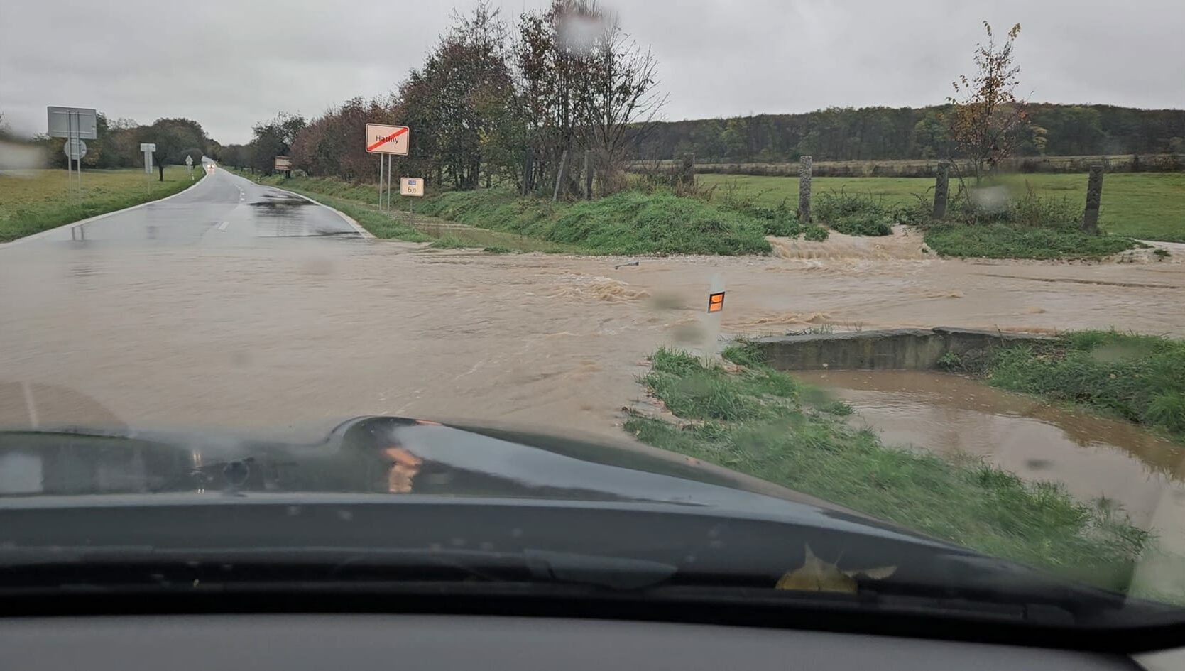 Dažďové zrážky komplikovali situáciu na cestách v Košickom kraji (FOTO)
