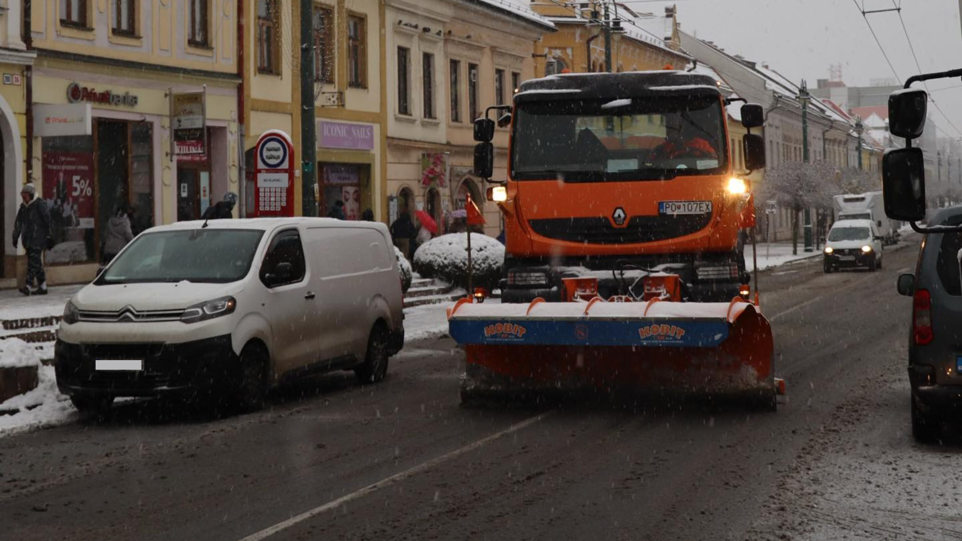 Prešovskí krajskí cestári nasadili počas utorkového sneženia 145 vozidiel