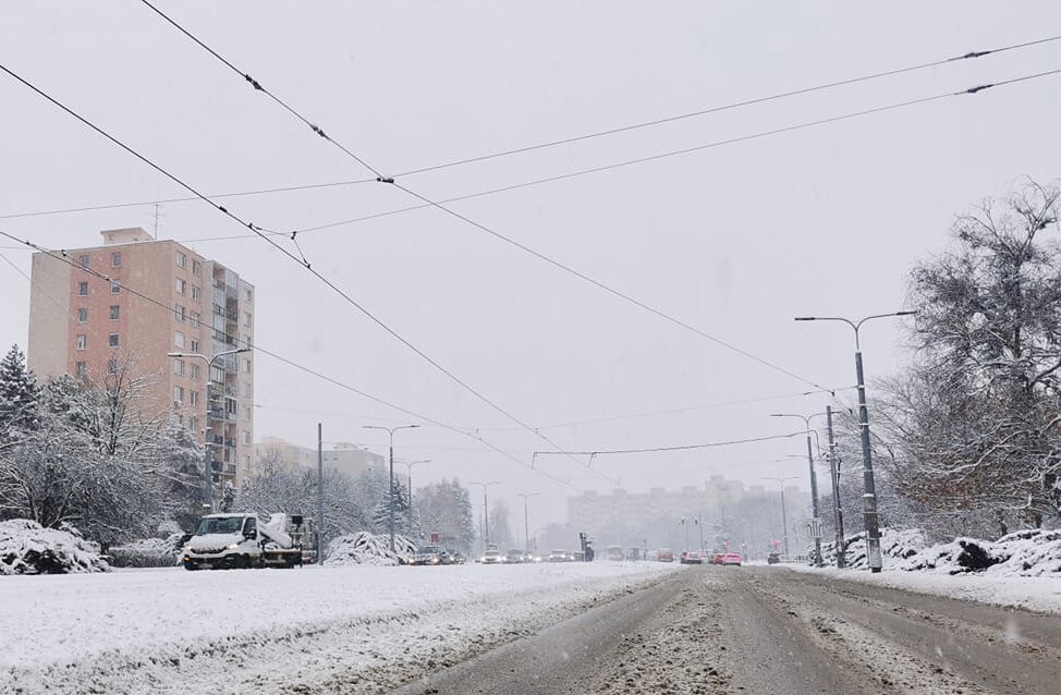 Košický kraj sa prebudil do bieleho rána. Sneh KOMPLIKUJE dopravnú situáciu
