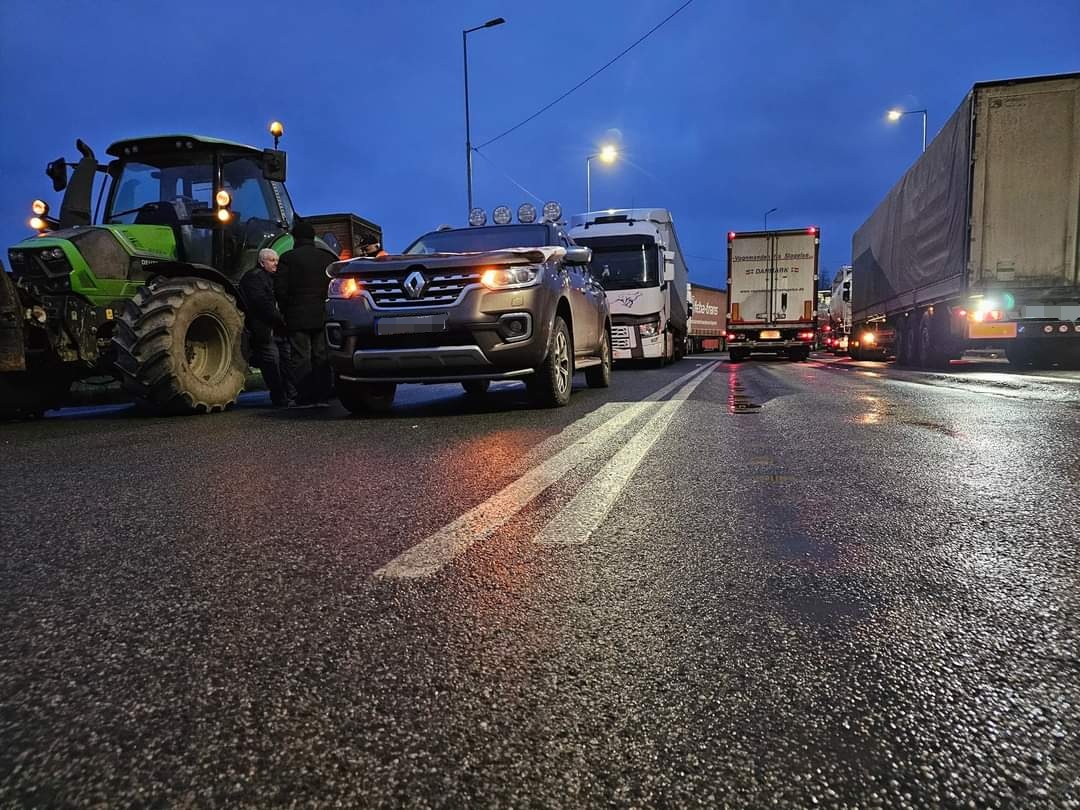 Autodopravcovia skončili protest na hranici s Ukrajinou, uvoľnili vjazd kamiónov na Slovensko