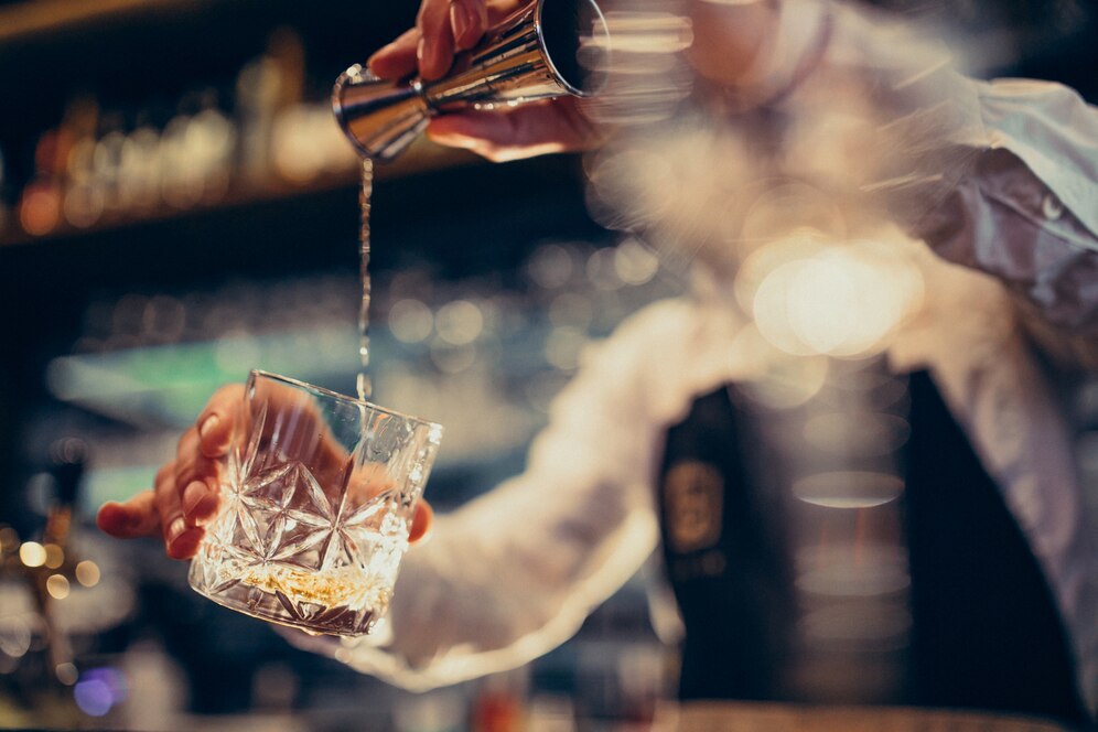 Vláda zvyšuje daň na tvrdý alkohol. Priplatíme si za neho aj v reštauráciách