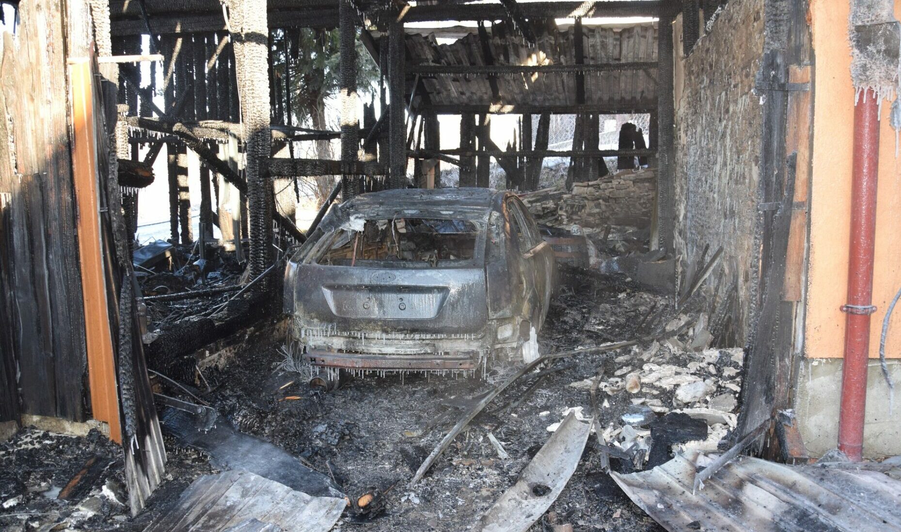 Nočný POŽIAR na východnom Slovensku! Plamene pohltili dom, auto a hospodársku budovu