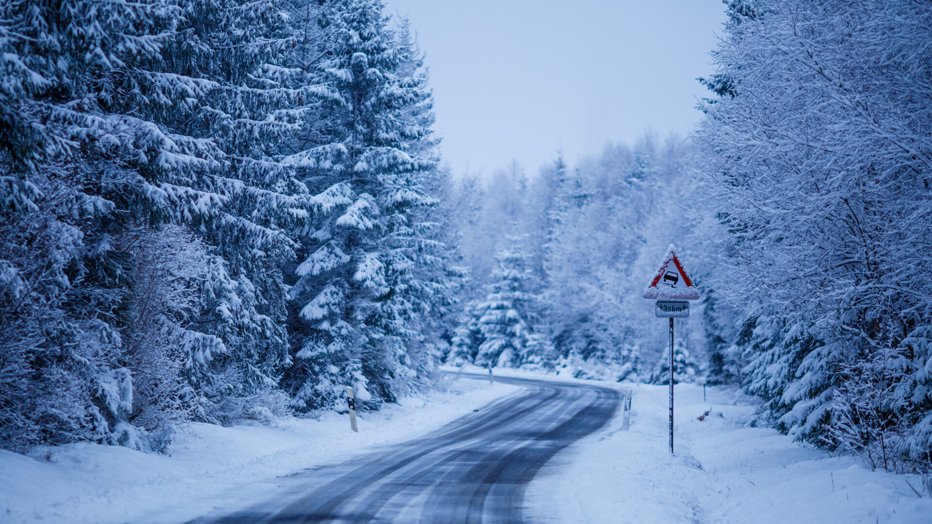 V hornatejších oblastiach môže byť na cestách sneh. Niekde budete potrebovať aj reťaze