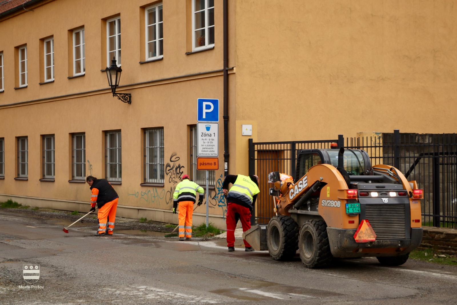 Z ulíc Prešova zmizne posypový materiál a výtlky. Cesty budú čistejšie a bezpečnejšie (FOTO)