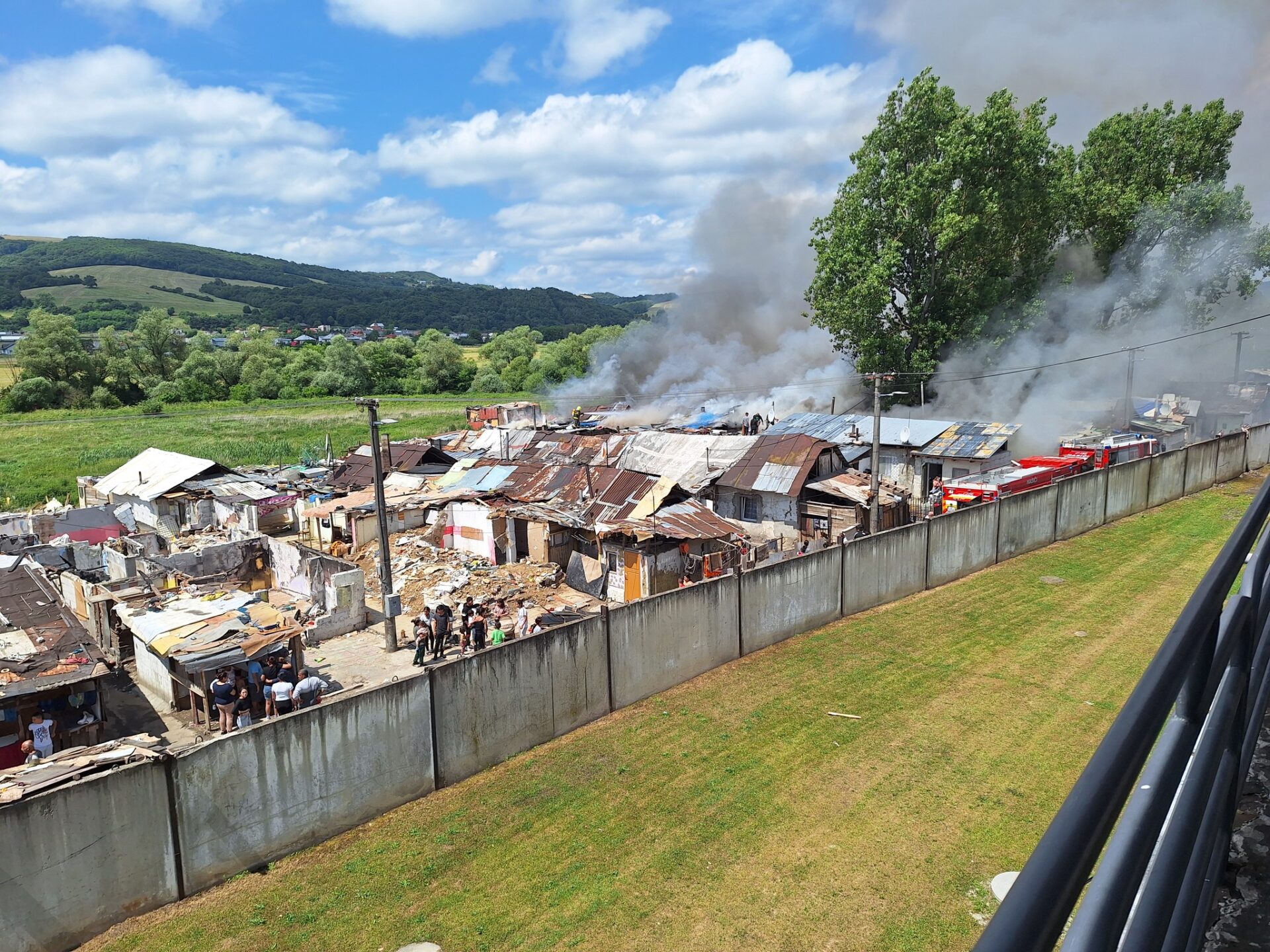 V Stropke vypokol veľký požiar provizórnych obydlí, zasadá krízový štáb