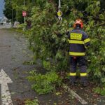 Záchranné práce po pondelkovej smršti pokračujú, pomáhajú pri nich aj vojaci
