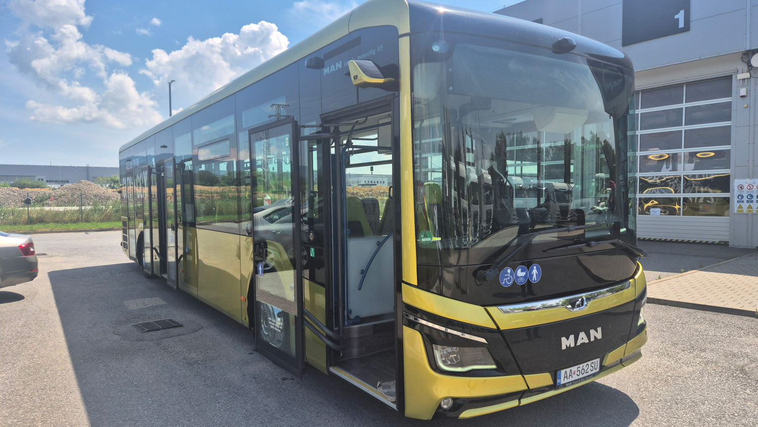 Do flotily DPMP pribudol moderný autobus MAN