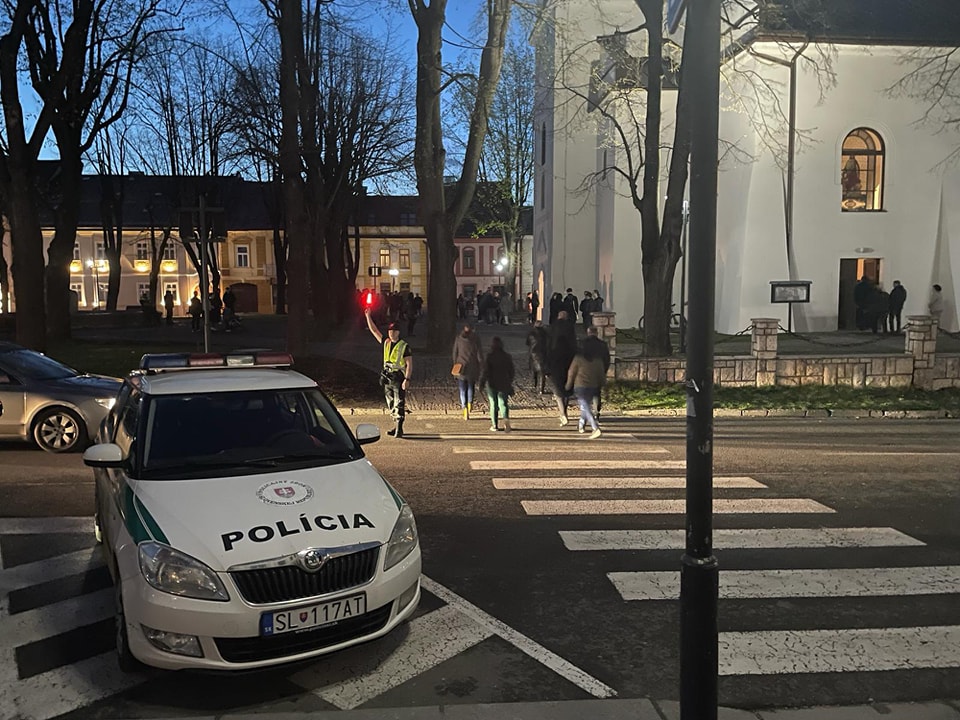 Zdroj: META/Polícia SR-Prešovský kraj/Omša za obete tragédie v Spišskom Podhradí