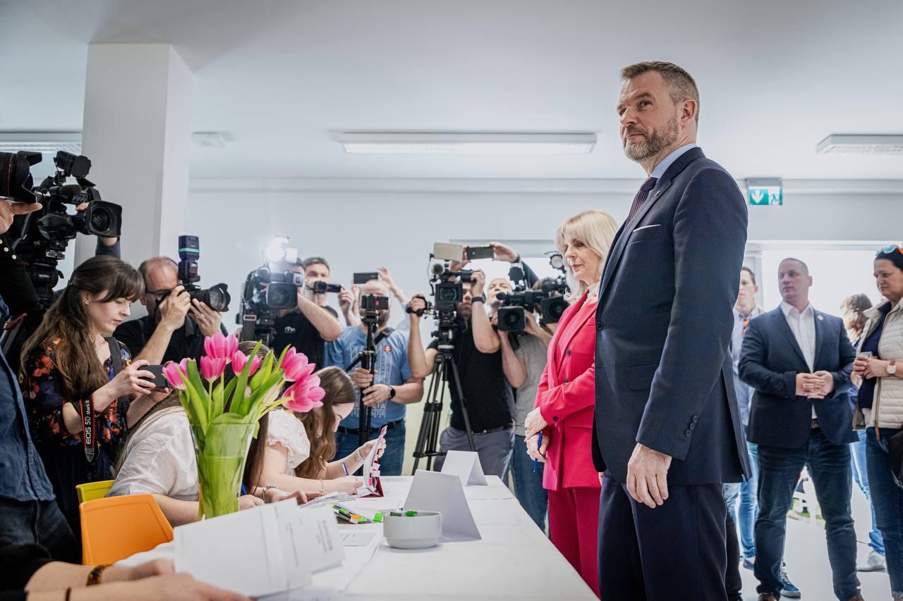 Peter Pellegrini so svojou sestrou vo volebnej miestnosti, Foto: META/Peter Pellegrini